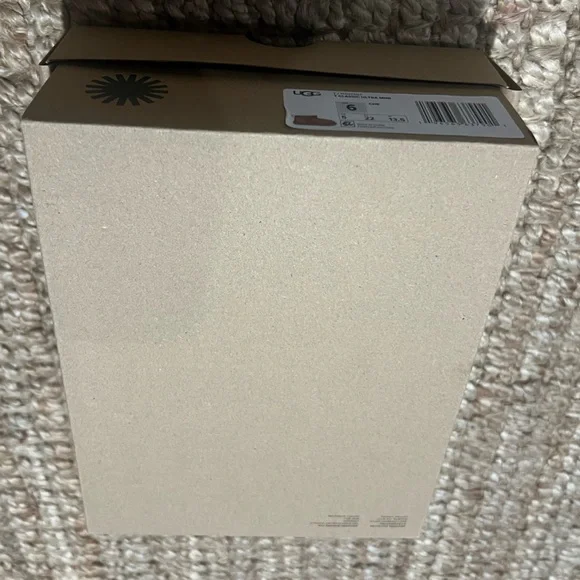 Uggs Toddler Classic Ultra Mini NWT in box, size 6, brown chestnut